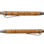 Caneta de Bambu Personalizada "Alianças e Florais" (Lembrança de Casamento)